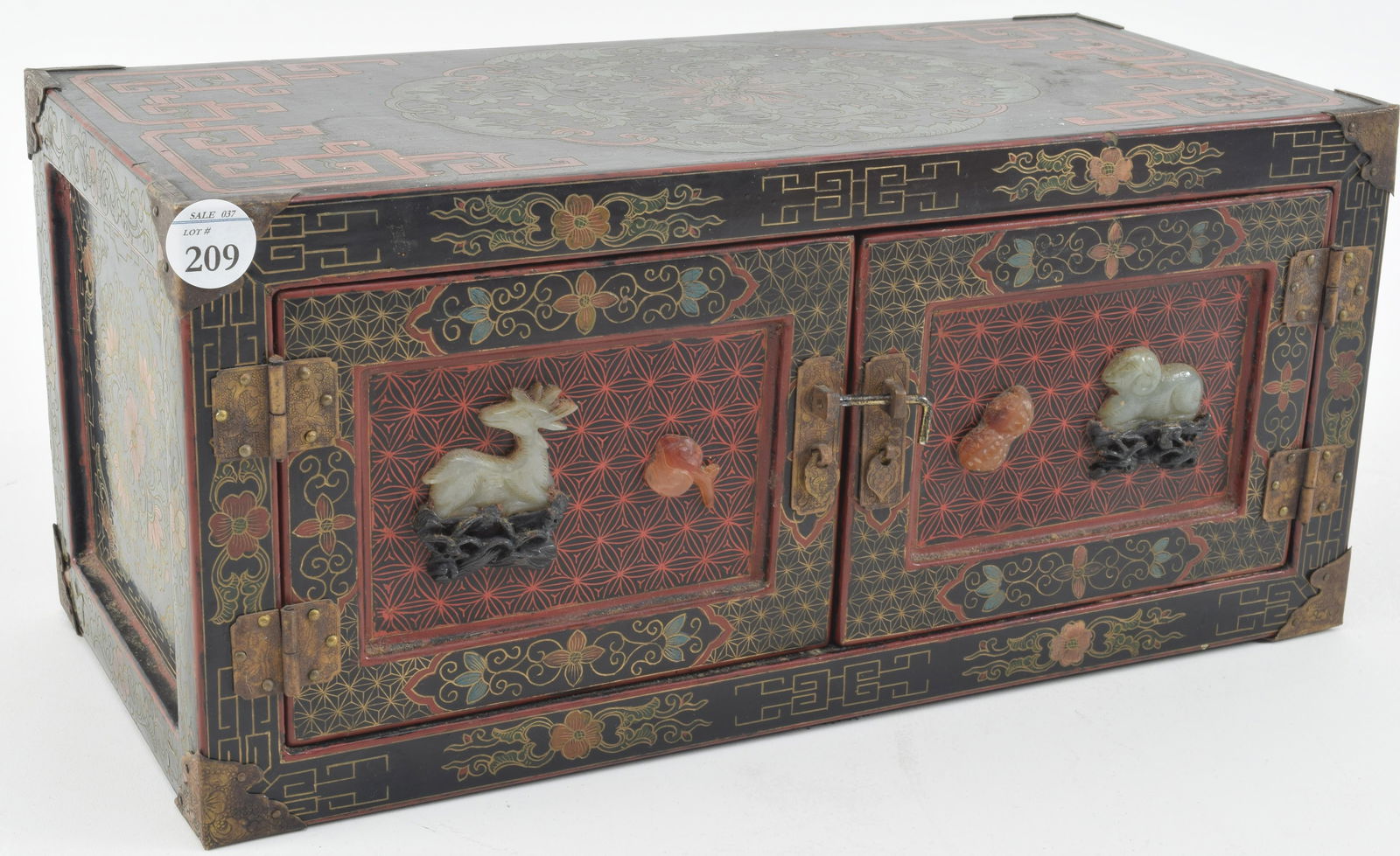 Small collectors box. China. 20th century. 2 doors with (1 of 12)