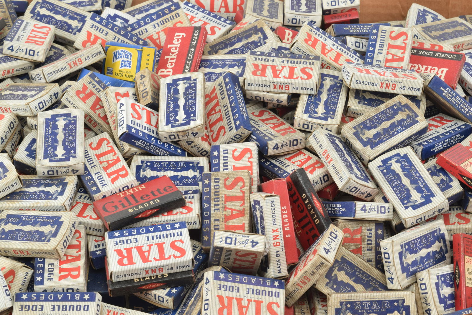 Large collection of early 20th Century double edge (1 of 4)