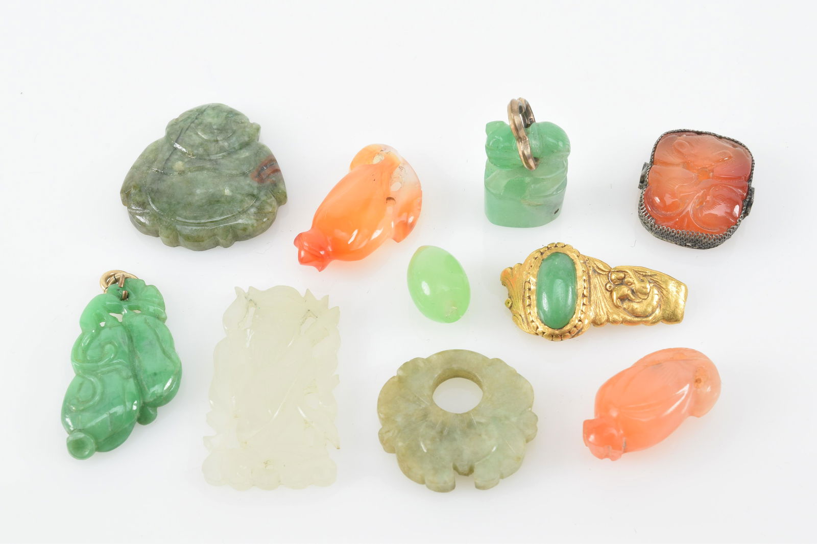 Chinese carved jade, agate, and stone items. To include (1 of 6)