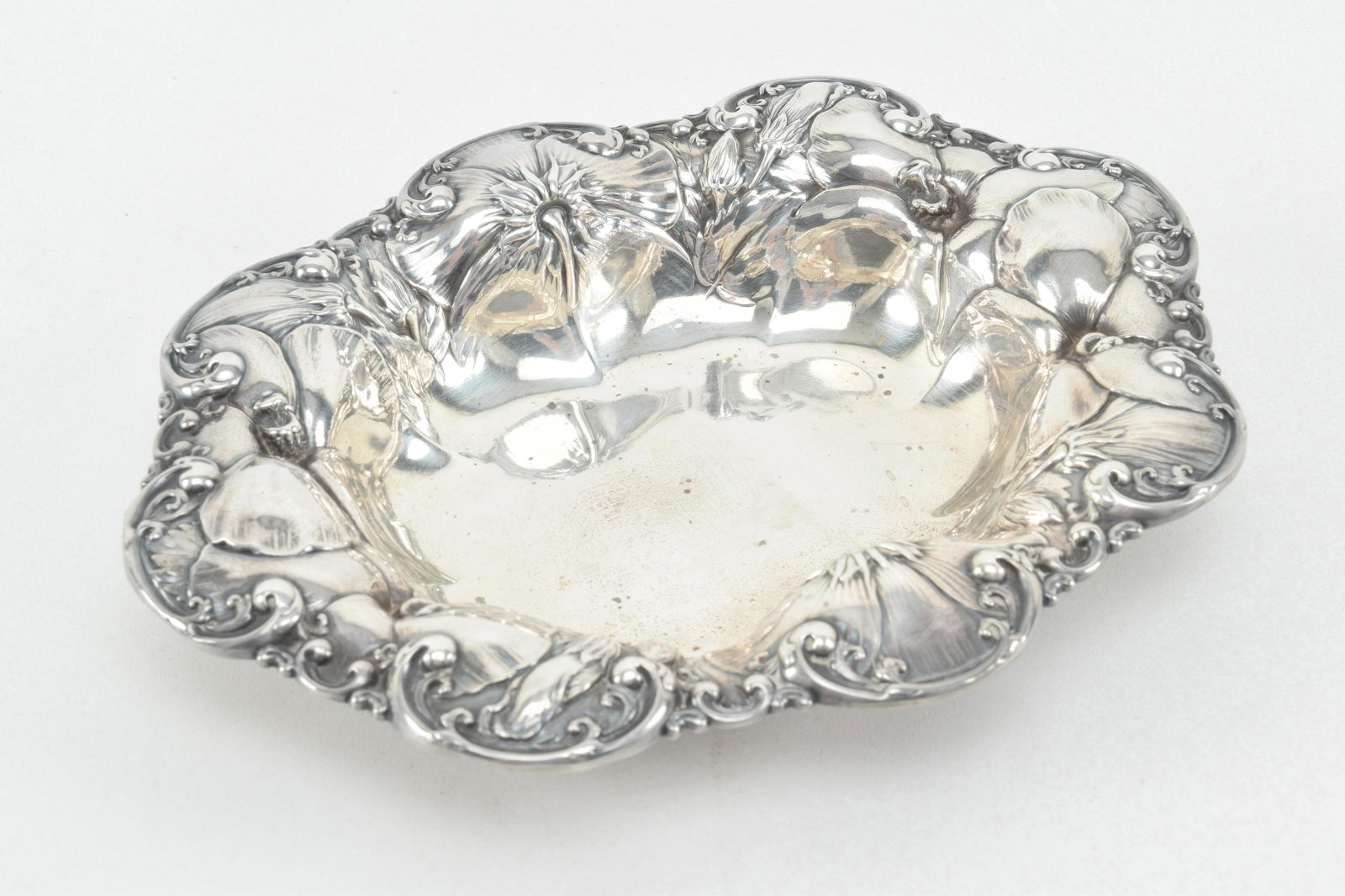 Small ornate sterling silver floral decorated bowl. 7in (1 of 8)