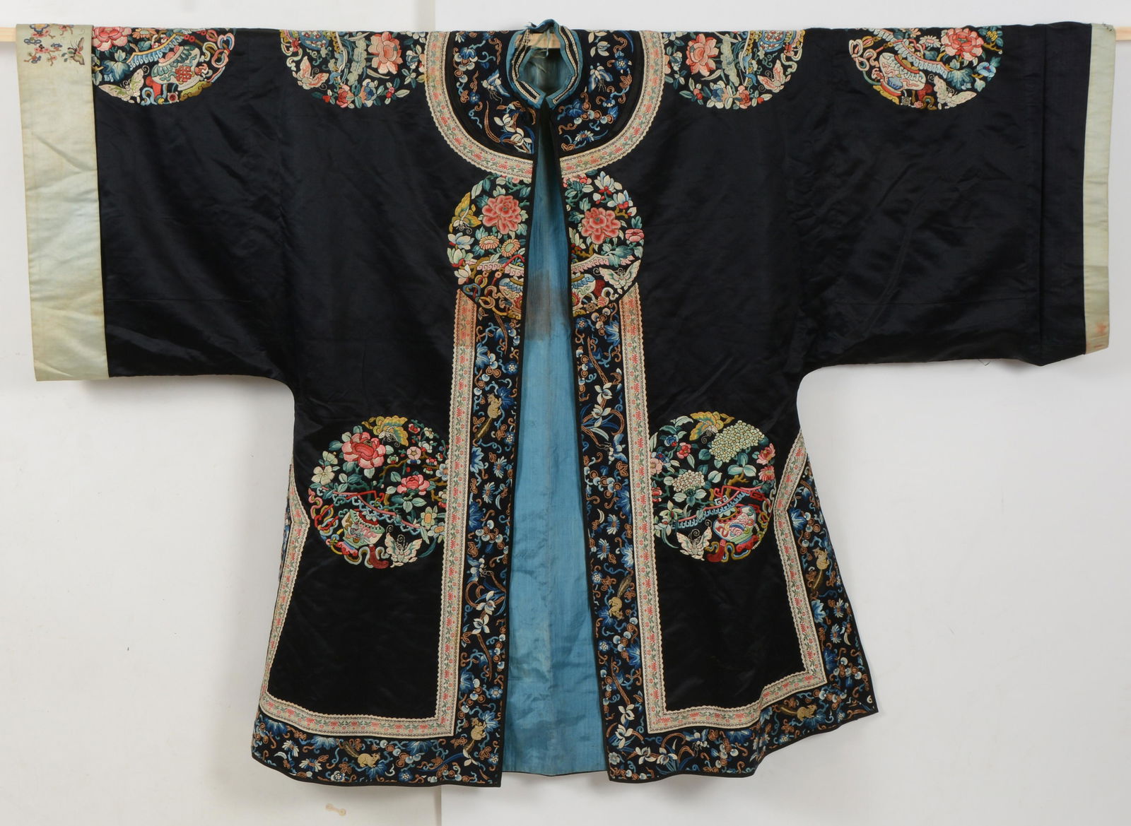 Woman's robe. China. 19th/20th century. Black ground (1 of 14)