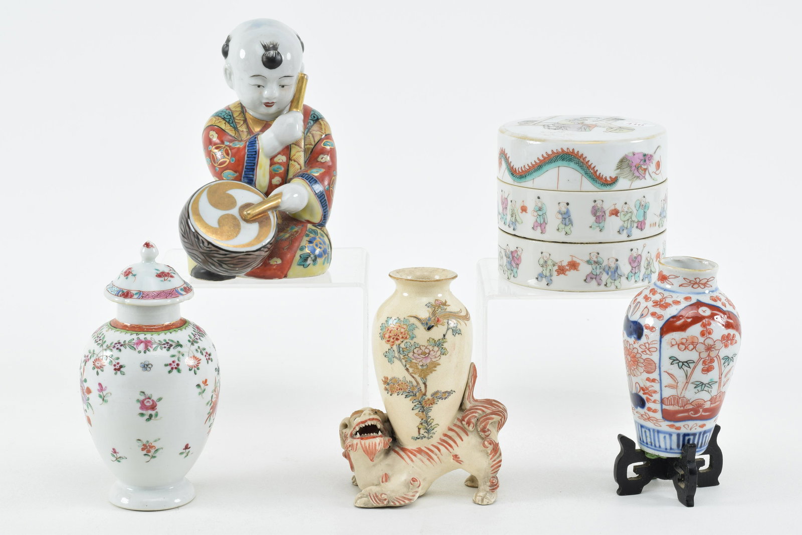 Asian porcelain lot. Including a three-part circular (1 of 18)