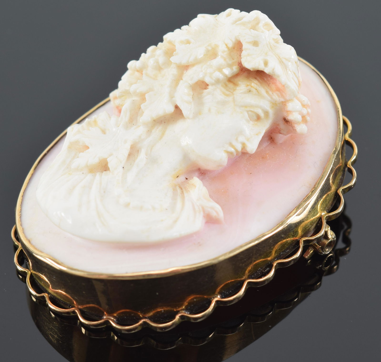 Large high relief cut Cameo 9 karat gold mounted pin. (1 of 7)