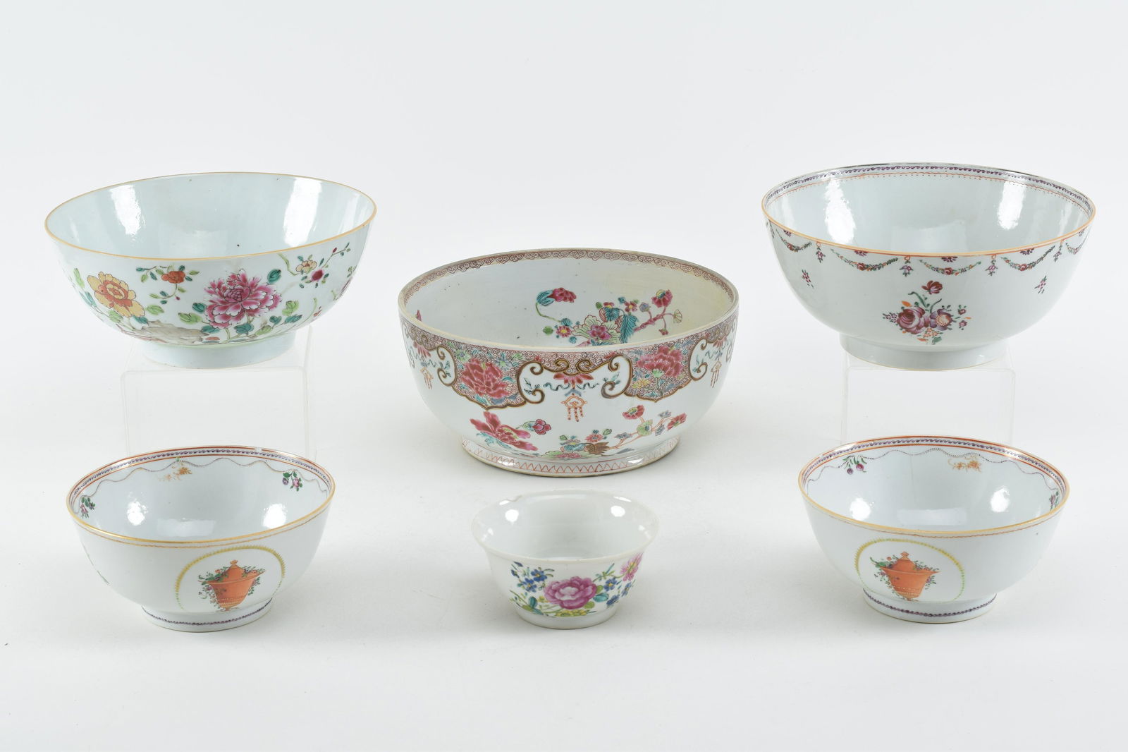 6 pieces of export ware. China. Ca. 1800. Bowls of (1 of 17)