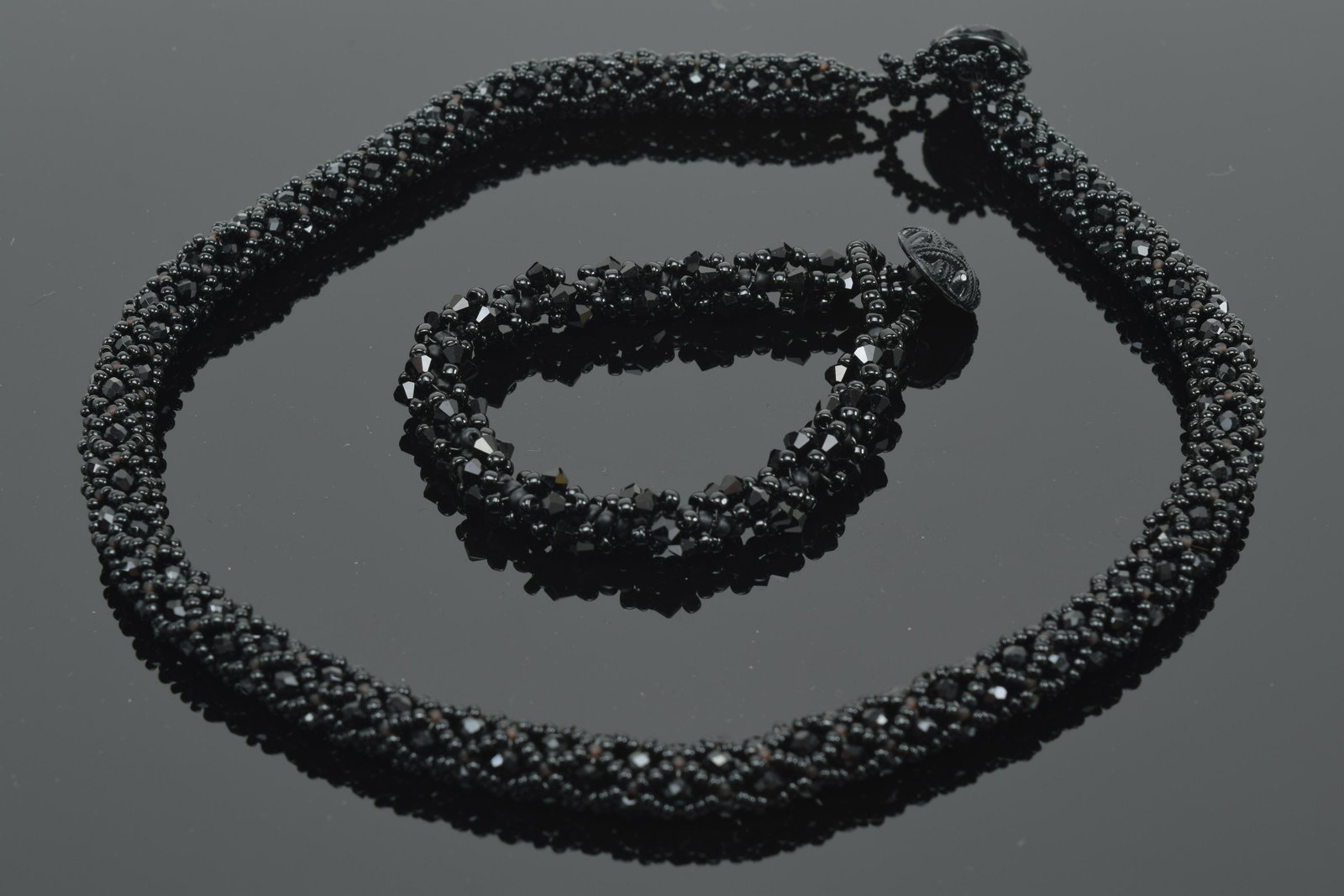 Onyx mourning choker necklace and bracelet.: Onyx mourning choker necklace and bracelet.