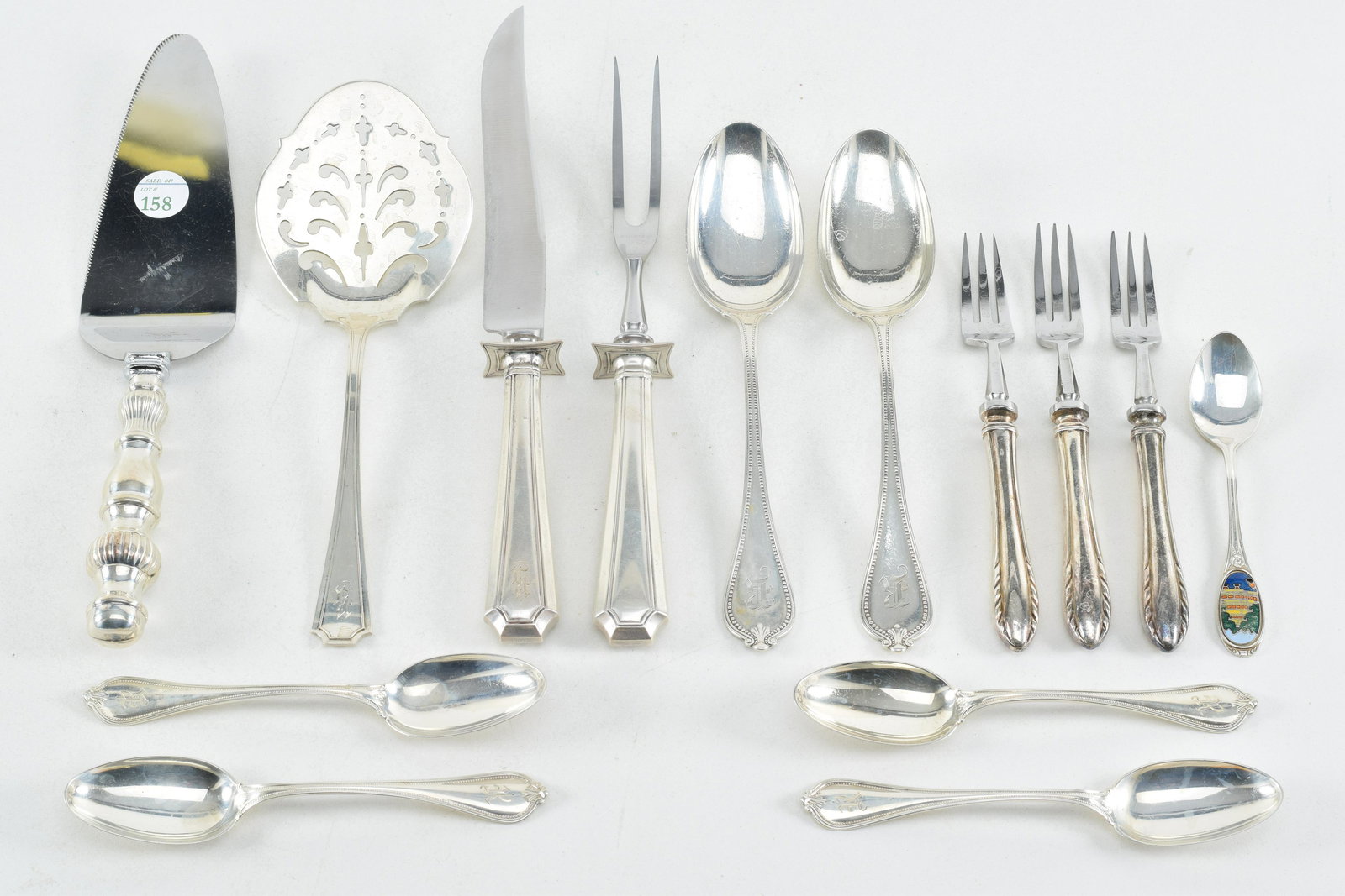 Assorted sterling silver flatware. To include: a set of (1 of 7)