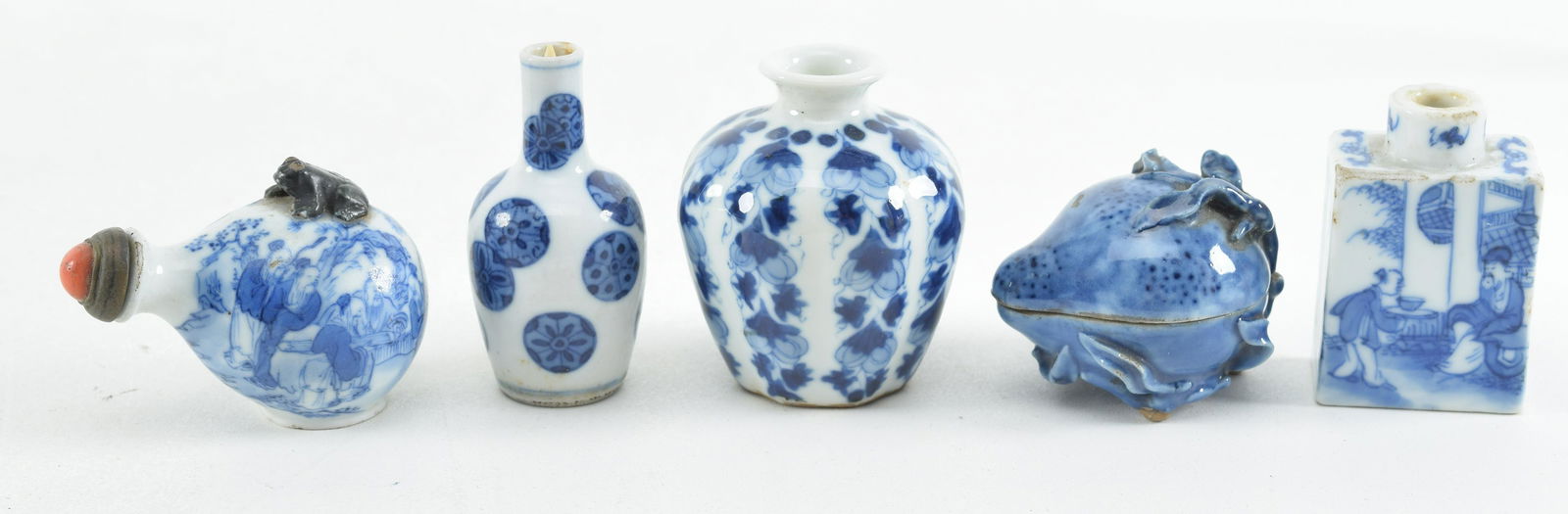 Lot of 5 porcelains. China. 19th century. To include: a bird feeder, a peach shaped box (loss) and 3 (1 of 10)