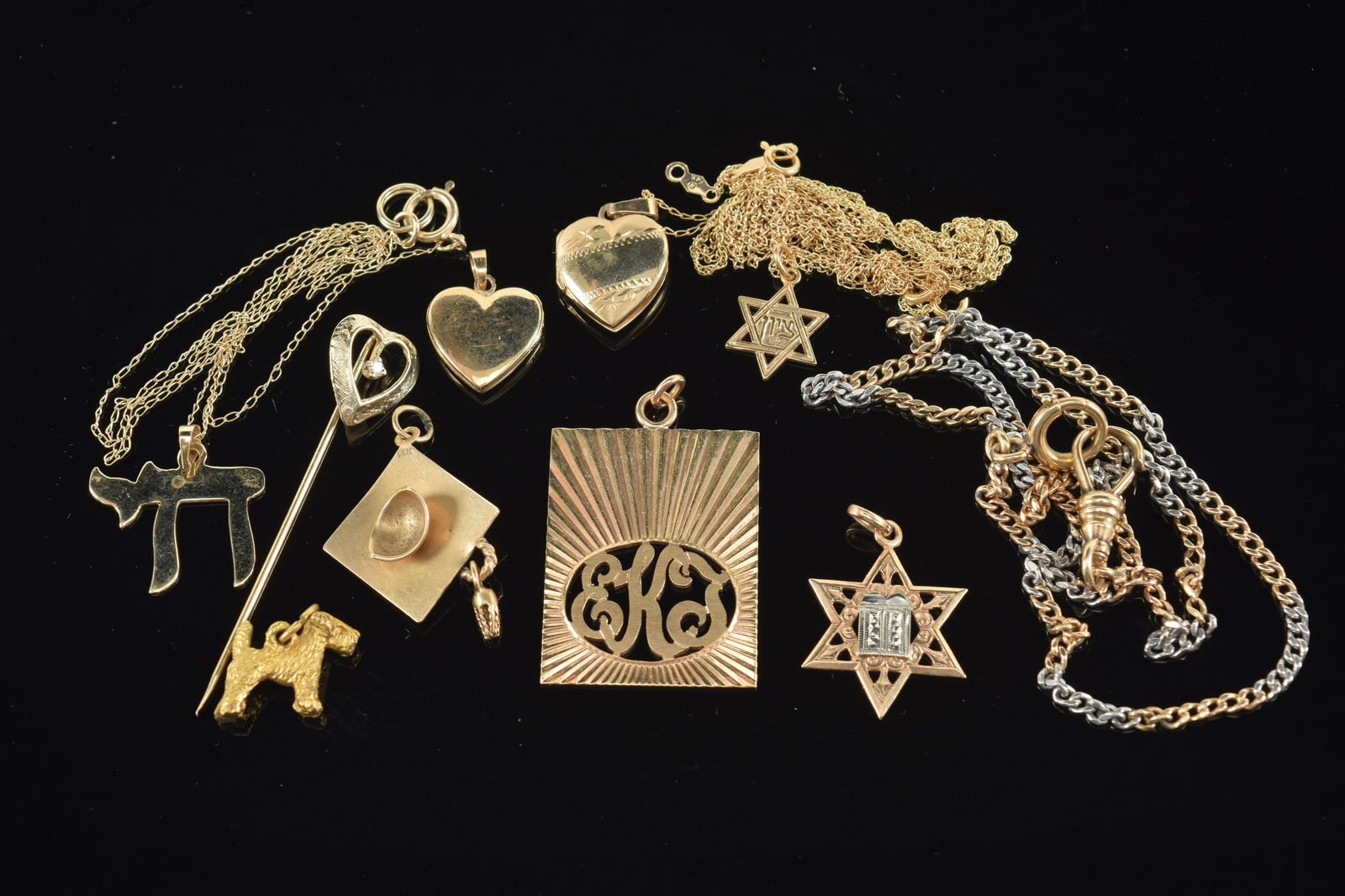 Lot of gold jewelry. 14K gold marked pieces: rectangular pendant, graduation cap charm, Jewish star (1 of 7)