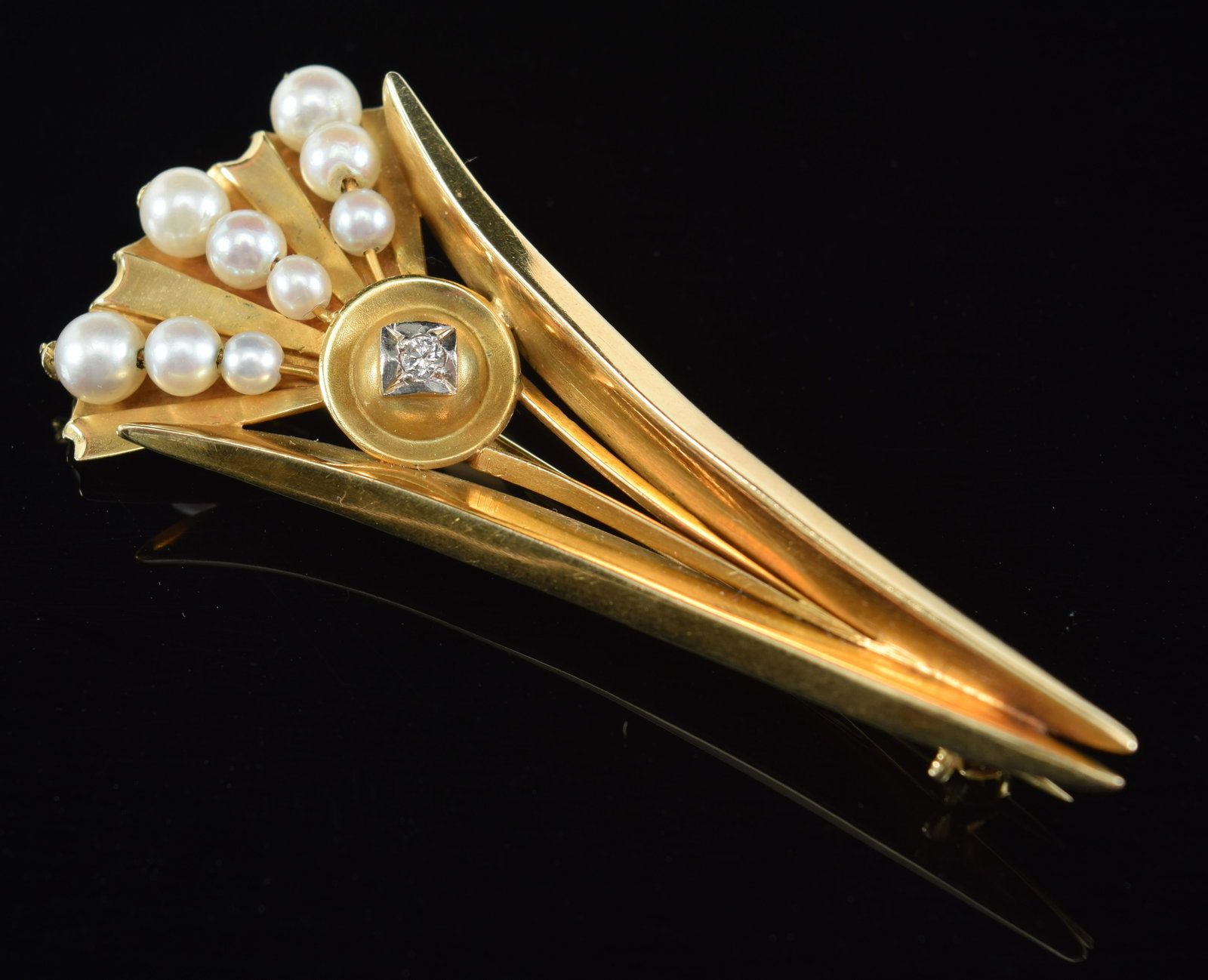 14K gold pearl and diamond mounted pin. Marked 585 and Burke? 2.25in long. 11.1 grams.: 14K gold pearl and diamond mounted pin. Marked 585 and Burke? 2.25in long. 11.1 grams.
