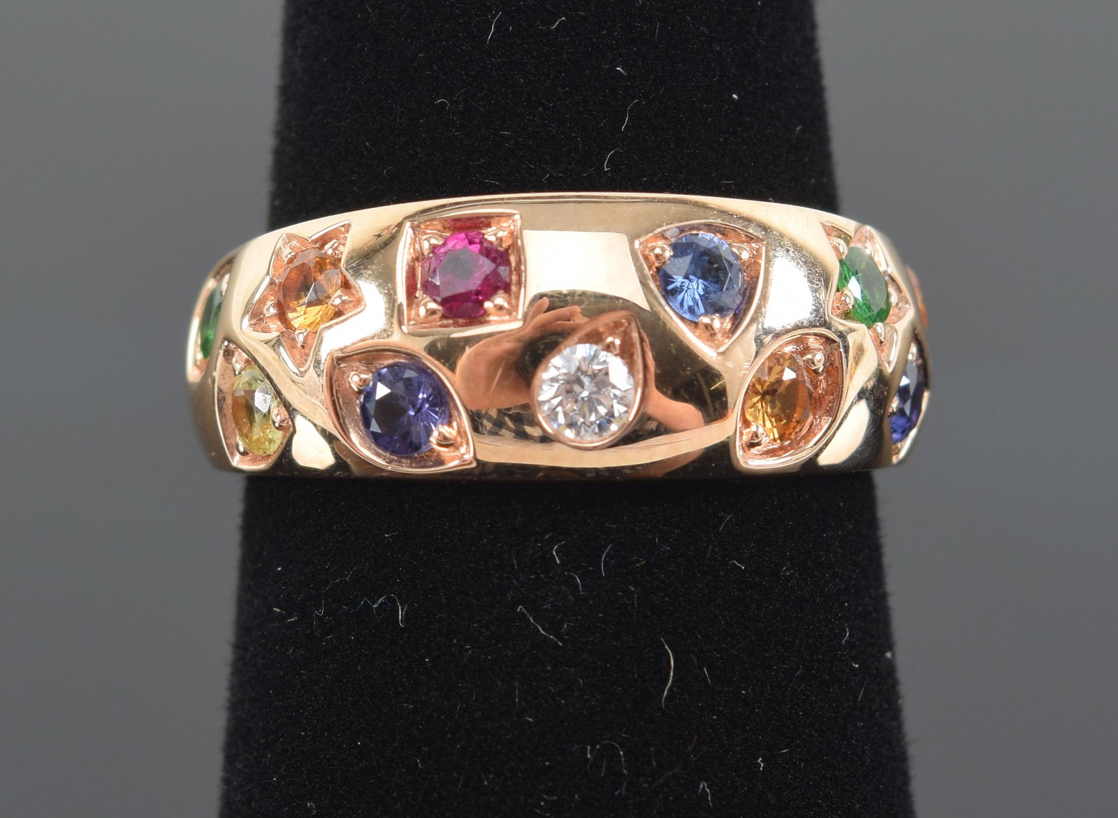 18K gold band precious stone mounted band. Marked 18K and DO serial numbers. Approx. ring size: 6.5.: 18K gold band precious stone mounted band. Marked 18K and DO serial numbers. Approx. ring size: 6.5. 7.8 grams.