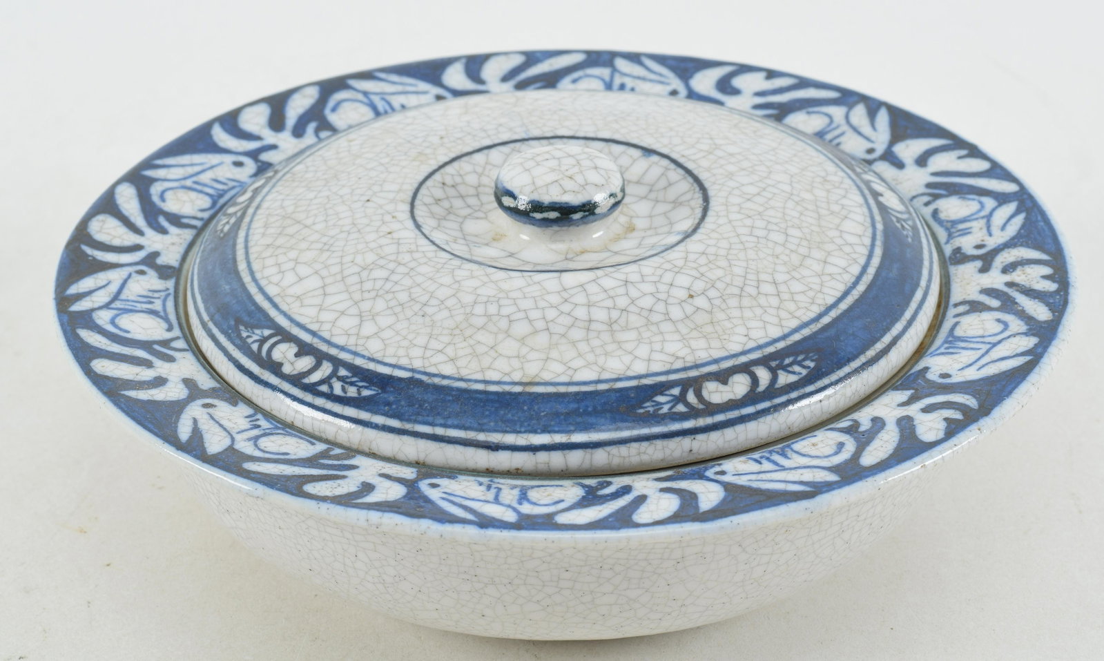 Dedham pottery rabbit pattern covered serving dish or casserole. Diameter 7.5 in.: Dedham pottery rabbit pattern covered serving dish or casserole. Diameter 7.5 in.