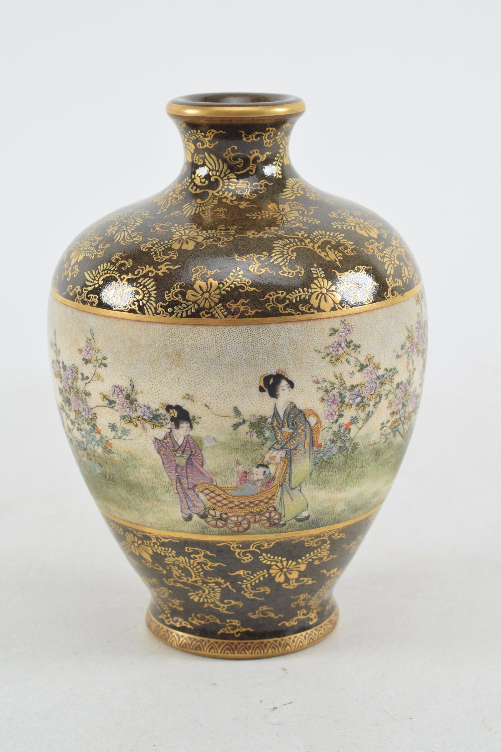 Pottery vase. Japan. Meiji period (1868-1912). Satsuma ware. Signed Kinkozan. Borders of tea dust (1 of 6)