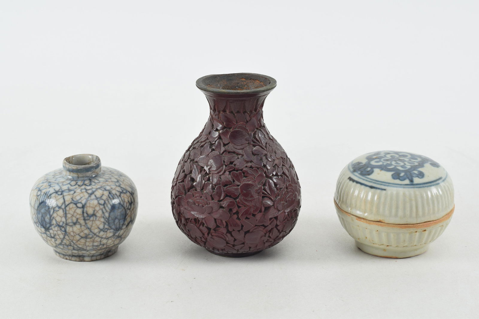 Lot of 3 pieces. 2 Ming period (1368-1644) porcelains (a jar and covered box) and a cinnabar vase. (1 of 8)