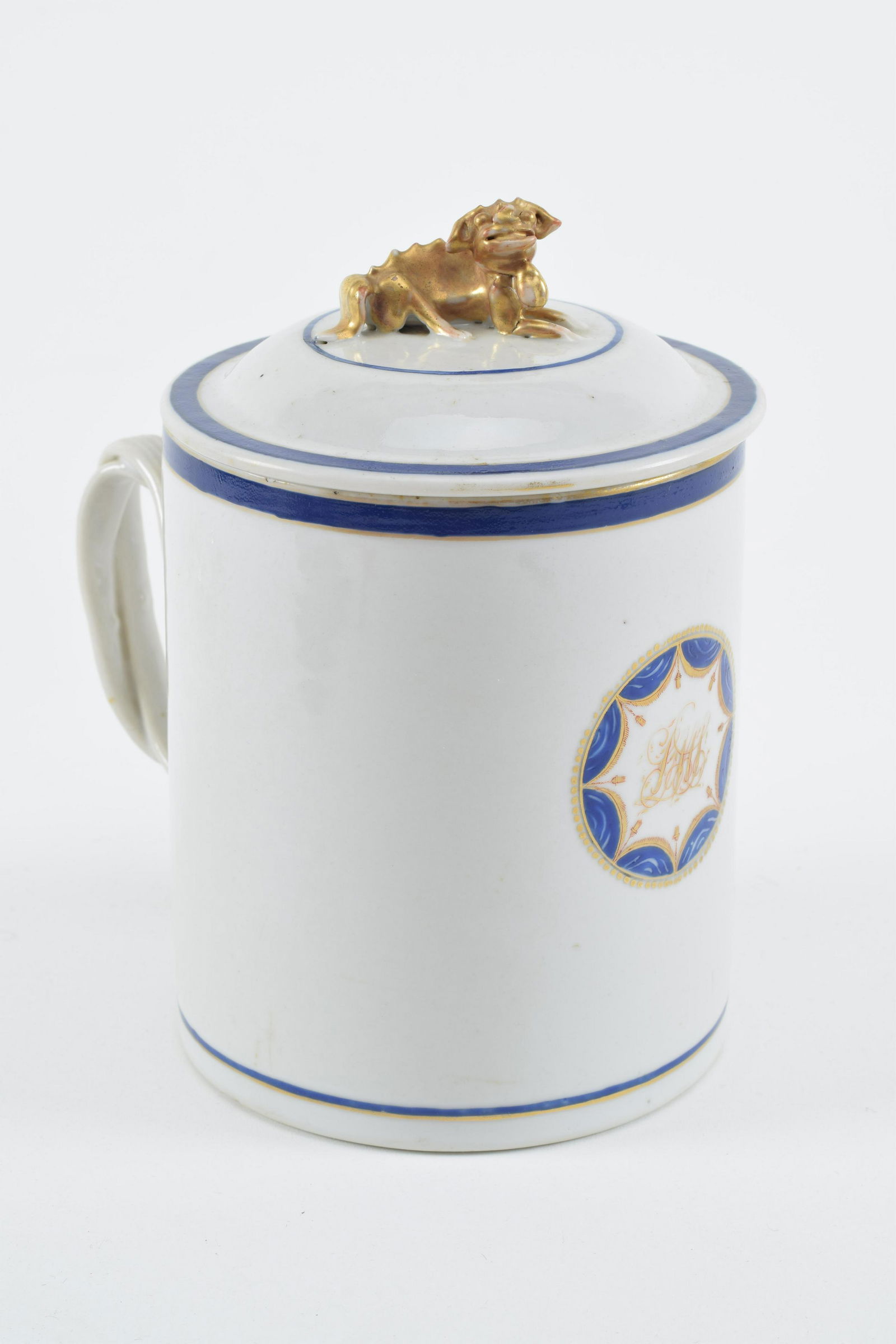 Chinese export porcelain strap handled tankard with cover, early 19th Century. The cover with raised (1 of 7)