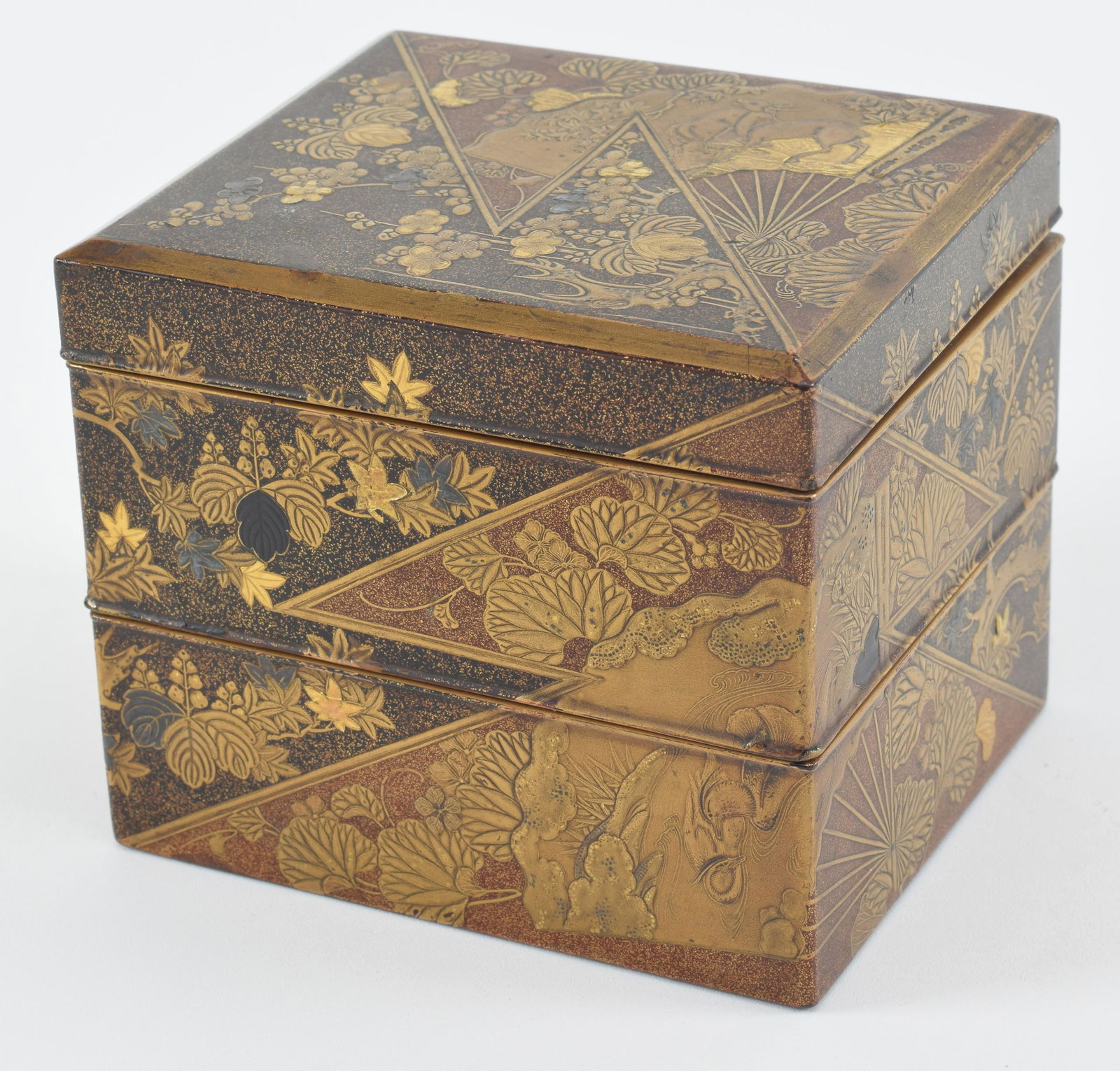 2-tiered lacquer box. Japan. 18th century. Maki-e of Mon, fans and landscape. Old label inside. 5 x (1 of 10)