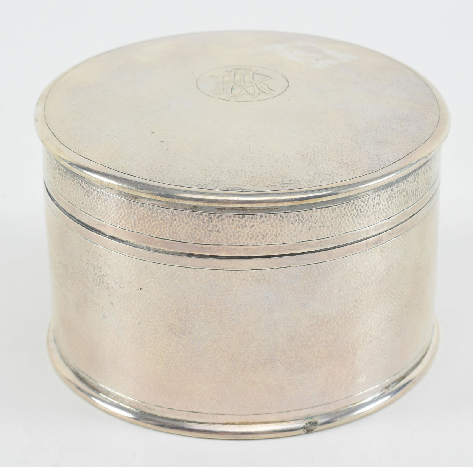 Late 19th century Chinese export silver round covered box. Luen Wo maker's mark. Round form. (1 of 7)