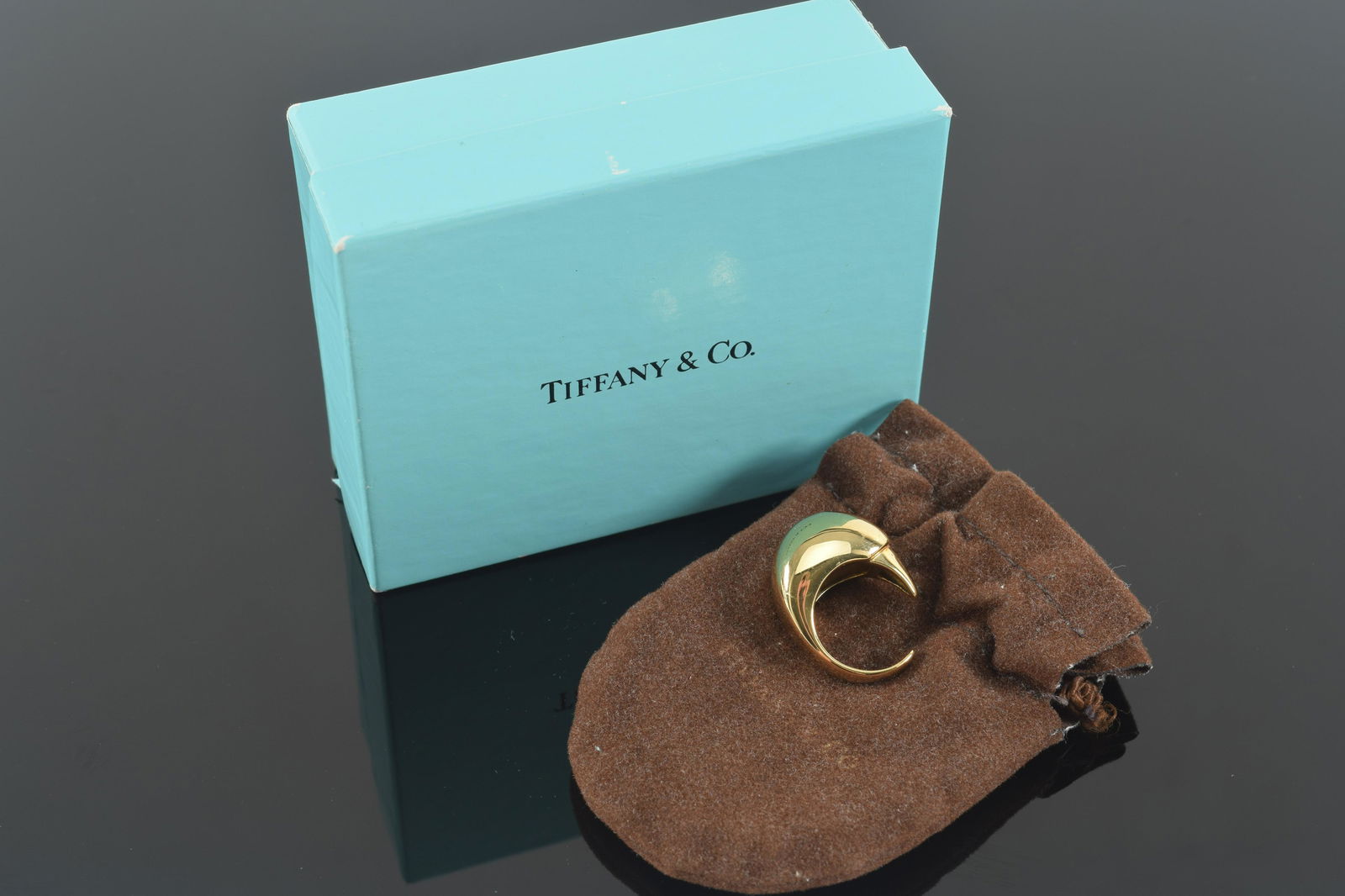 18K Tiffany & Co. heavy goose head pattern ring. Open shank. 6 ring size. Marked Tiffany & Co. 750. (1 of 4)