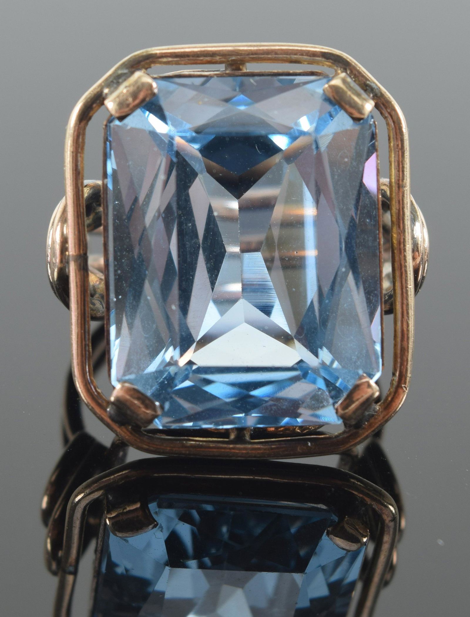 Gold and large spinel mounted ring. 0.9in long. 5.25 ring size. Tests 12-14K. 8.9 grams.: Gold and large spinel mounted ring. 0.9in long. 5.25 ring size. Tests 12-14K. 8.9 grams.