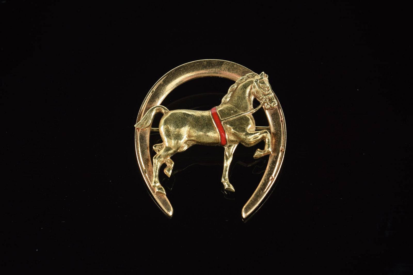 14K gold heavy horseshoe form horse pin. Marked 14K. 1.5in long. 9.1 grams. (1 of 4)
