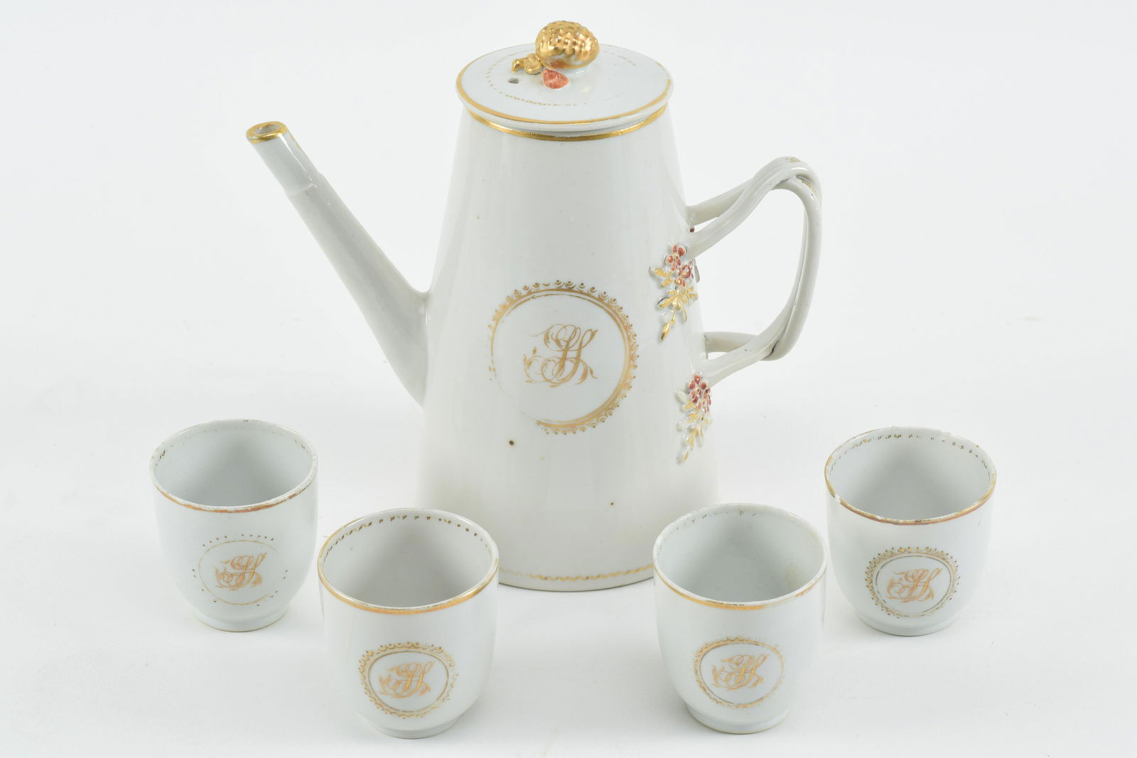 Chinese export porcelain strap handle teapot, 19th Century. Together with 4 teacups with matching (1 of 9)