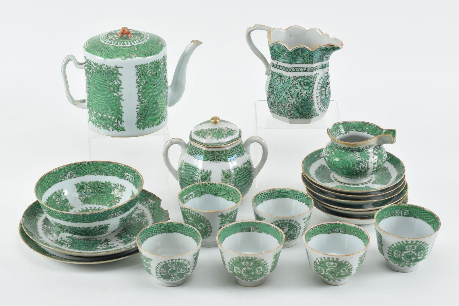 12 Pieces of Chinese Export porcelain, green Fitzhugh pattern, 19th Century. Including 6 tea cups (1 of 9)