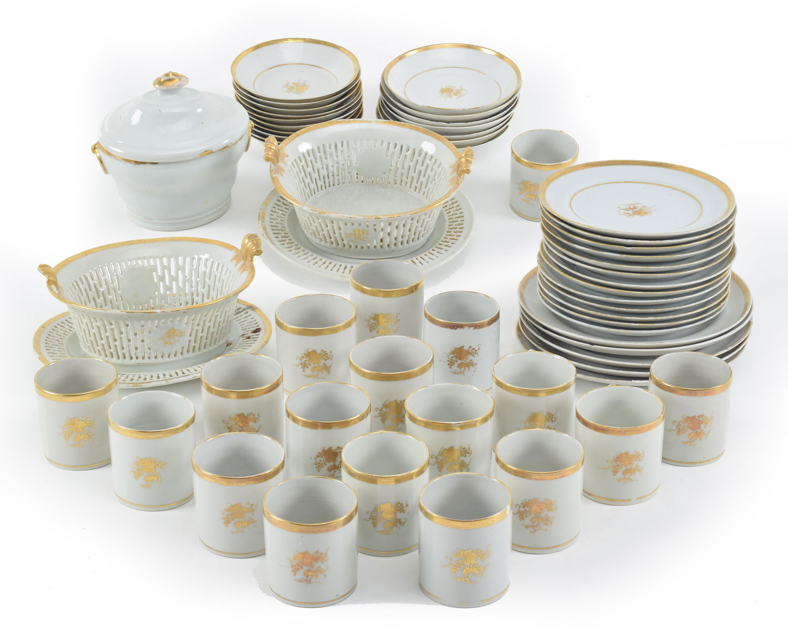 Collection of Chinese export porcelain with gilt decorations, 19th Century. Including a pair of (1 of 10)