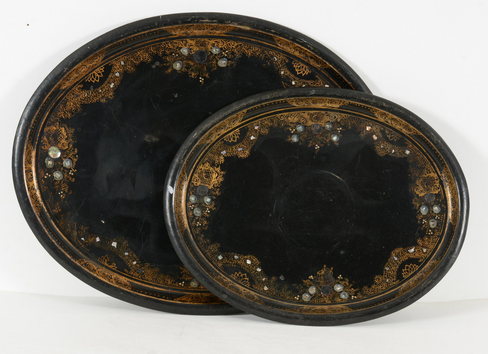 A set of 2 graduated tole painted oval trays with mother of pearl inlay, 19th Century. (1 of 3)