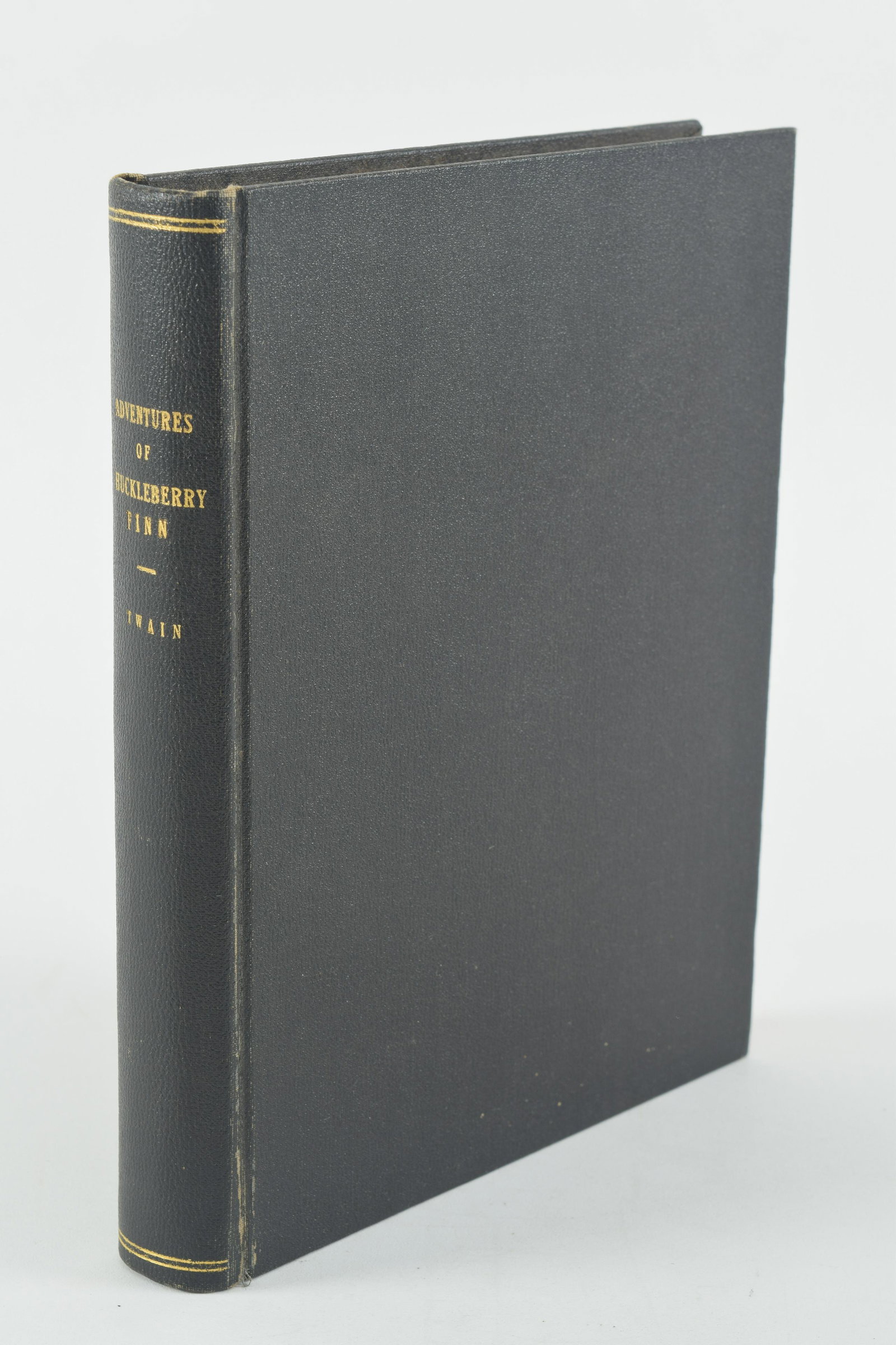 Mark Twain. "Adventures of Huckleberry Finn". First edition, lacking title page but showing many: Mark Twain. "Adventures of Huckleberry Finn". First edition, lacking title page but showing many signs of an early state of the first edition including: "Huck decided to leave" and "incorrect page lis