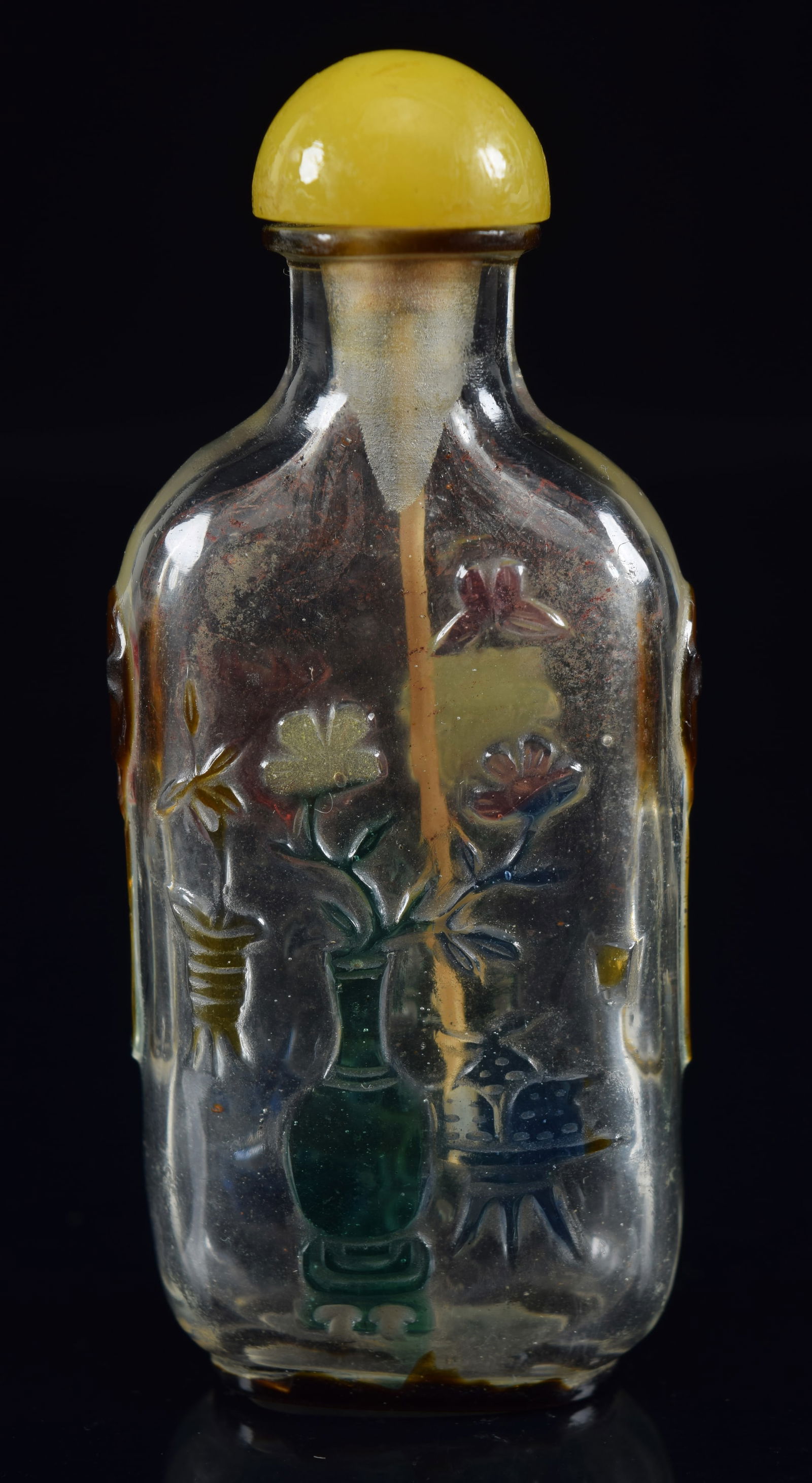 Cameo glass snuff bottle. China. 19th century. Yang Chou school. 5 colors. Decoration of the (1 of 7)