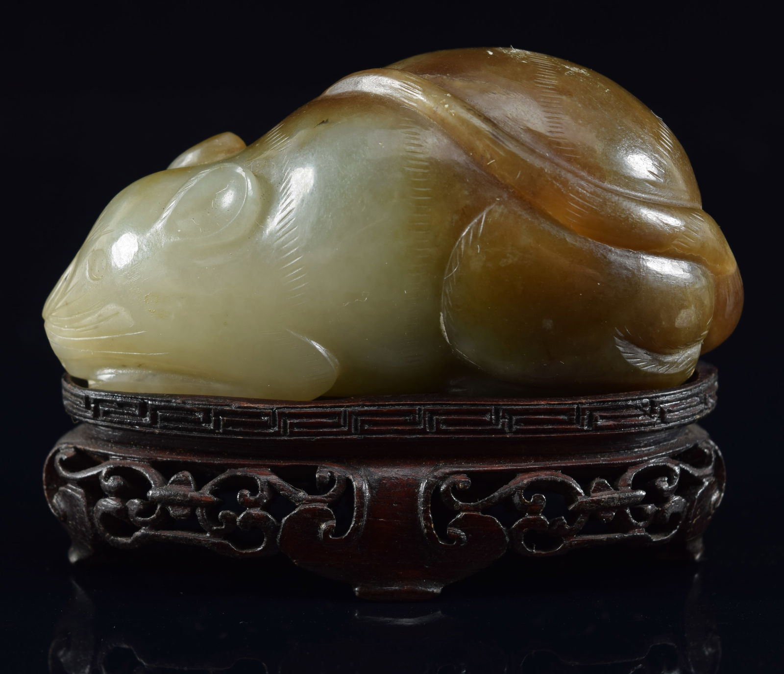 Jade snuff bottle. China. 18th/19th century. Study of a mouse. Stone of a brown and celadon color. (1 of 8)