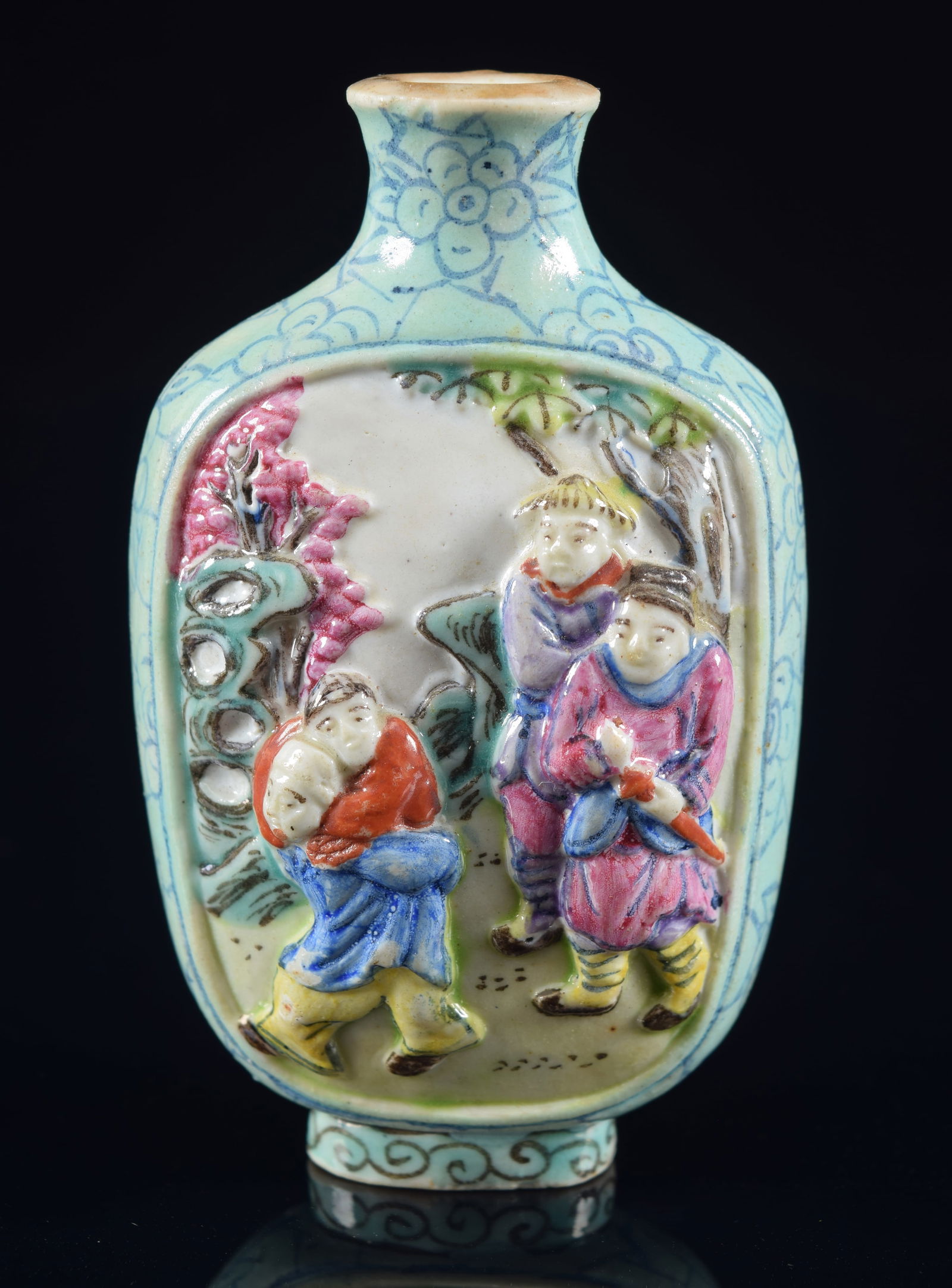 Porcelain snuff bottle. China. 19th century. Moulded decoration of historical scenes on a "cracked (1 of 6)