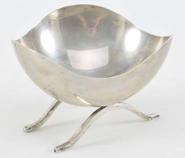 Boardman mid-century modern sterling silver shaped footed bowl. 5in diameter. 6.8 ozt.: Boardman mid-century modern sterling silver shaped footed bowl. 5in diameter. 6.8 ozt.