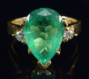 Van Cleef & Arpels 18K gold 3.75CT emerald ring. Large natural emerald measuring 12.02 x 8.49 x