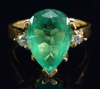 Van Cleef & Arpels 18K gold 3.75CT emerald ring. Large natural emerald measuring 12.02 x 8.49 x