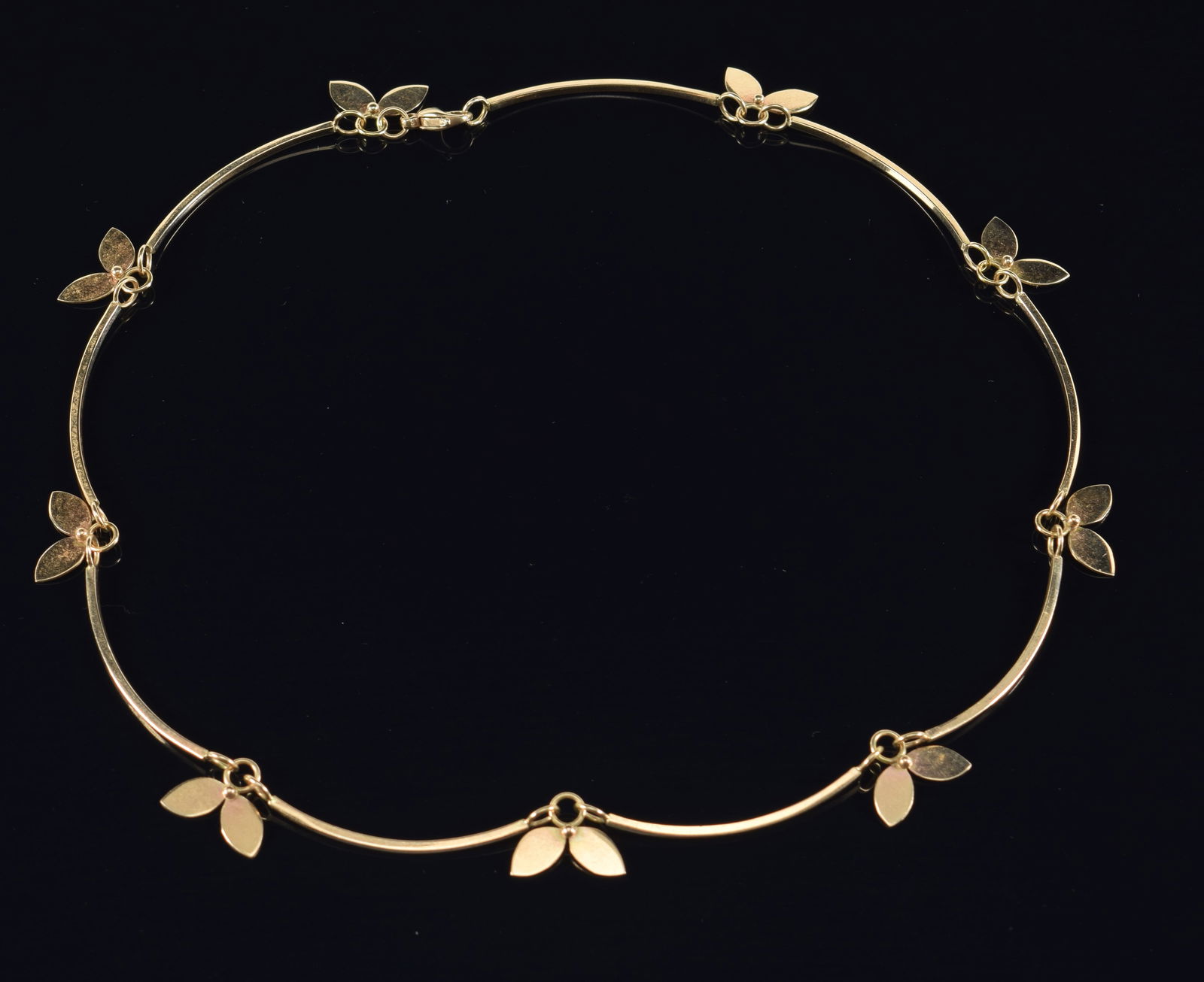 14K gold sectional wing or petal design necklace. Marked 14K near clasp. 16in length. 16.1 grams.: 14K gold sectional wing or petal design necklace. Marked 14K near clasp. 16in length. 16.1 grams.
