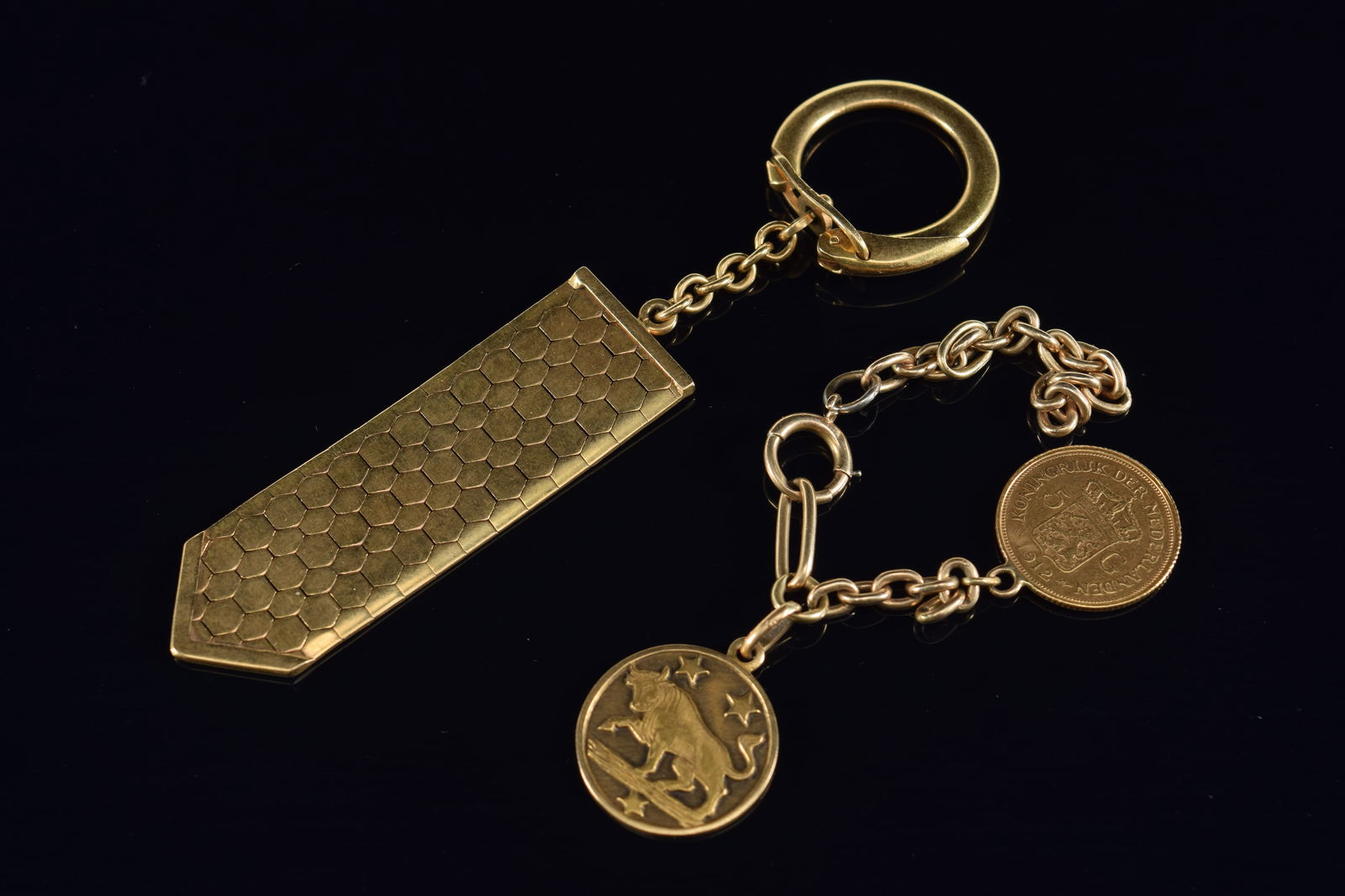 18K gold keychain together with gold coin and taurus charm. 1) Keychain with hexagonal mesh buckle (1 of 6)
