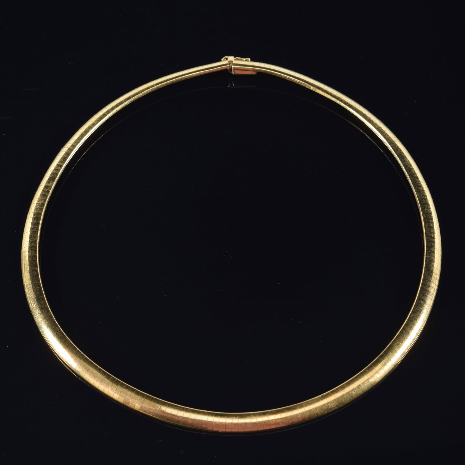 Heavy 14K gold flat omega necklace. Marked 14K and Italy. 5.25in diameter. 38.5 grams.: Heavy 14K gold flat omega necklace. Marked 14K and Italy. 5.25in diameter. 38.5 grams.