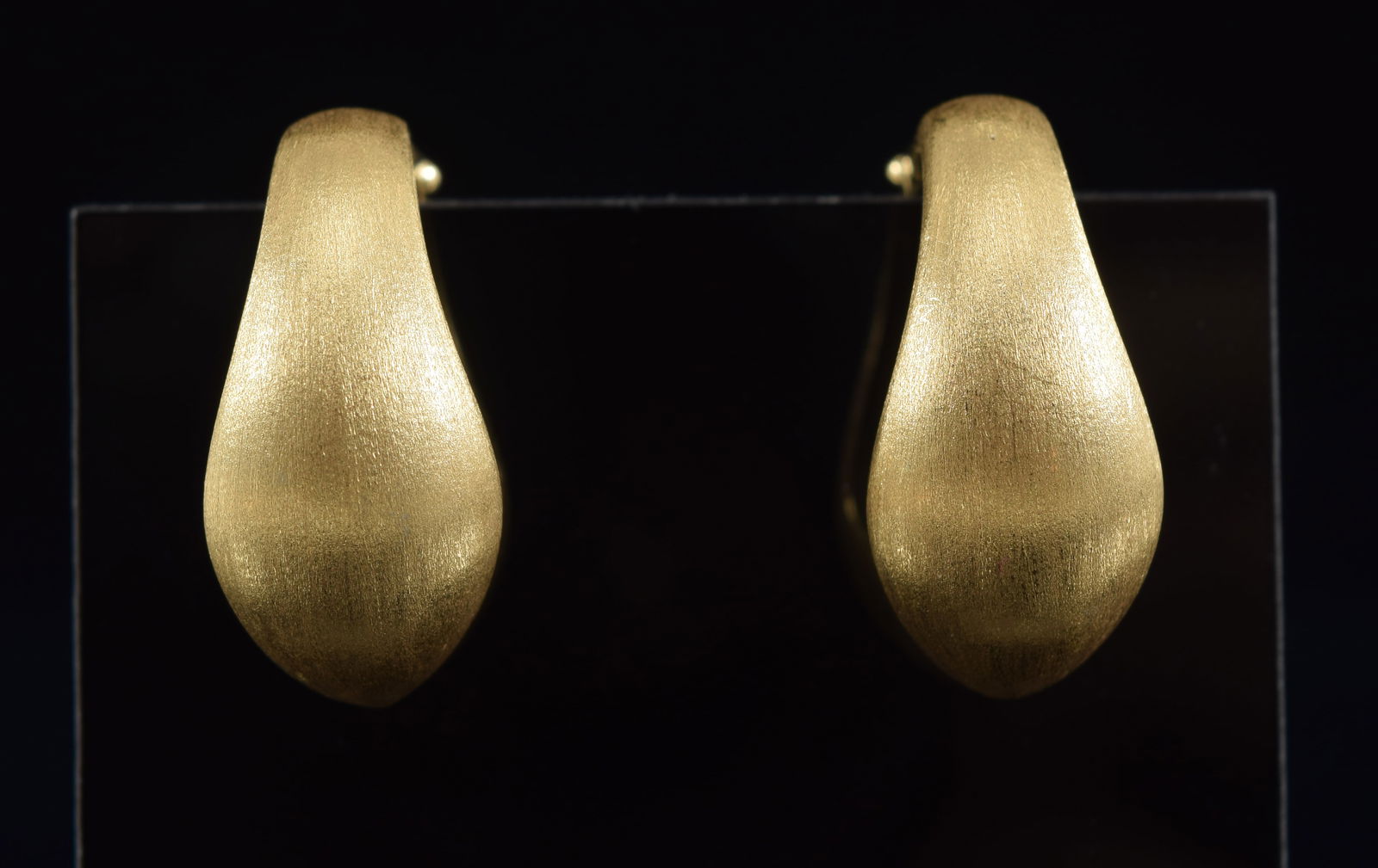 Roberto Coin 18K gold clip earrings. Brushed gold finish. Marked 18K and RC along with the signature (1 of 6)