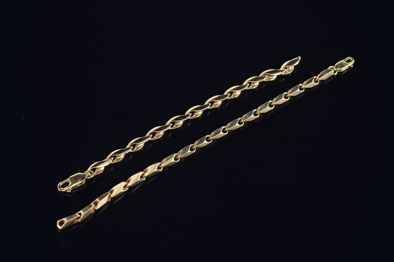 2 14K gold heavy link bracelets. Larger bracelet with maker's marks. Both marked 14K. 6.25in and 5in: 2 14K gold heavy link bracelets. Larger bracelet with maker's marks. Both marked 14K. 6.25in and 5in lengths. 23.1 grams total weight.