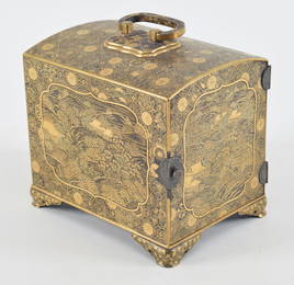 Damascene box. Japan. Meiji period (1868-1912). Signed Komai. Decoration of landscapes and brocade