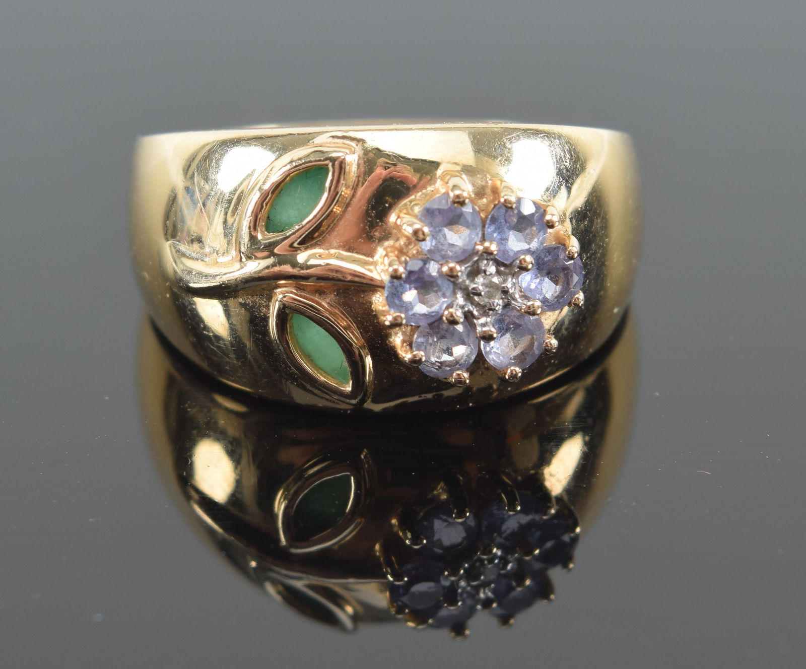 14K gold stone mounted flower design ring. Marked. Approximate ring size 6.75. 5.1 grams. (1 of 5)