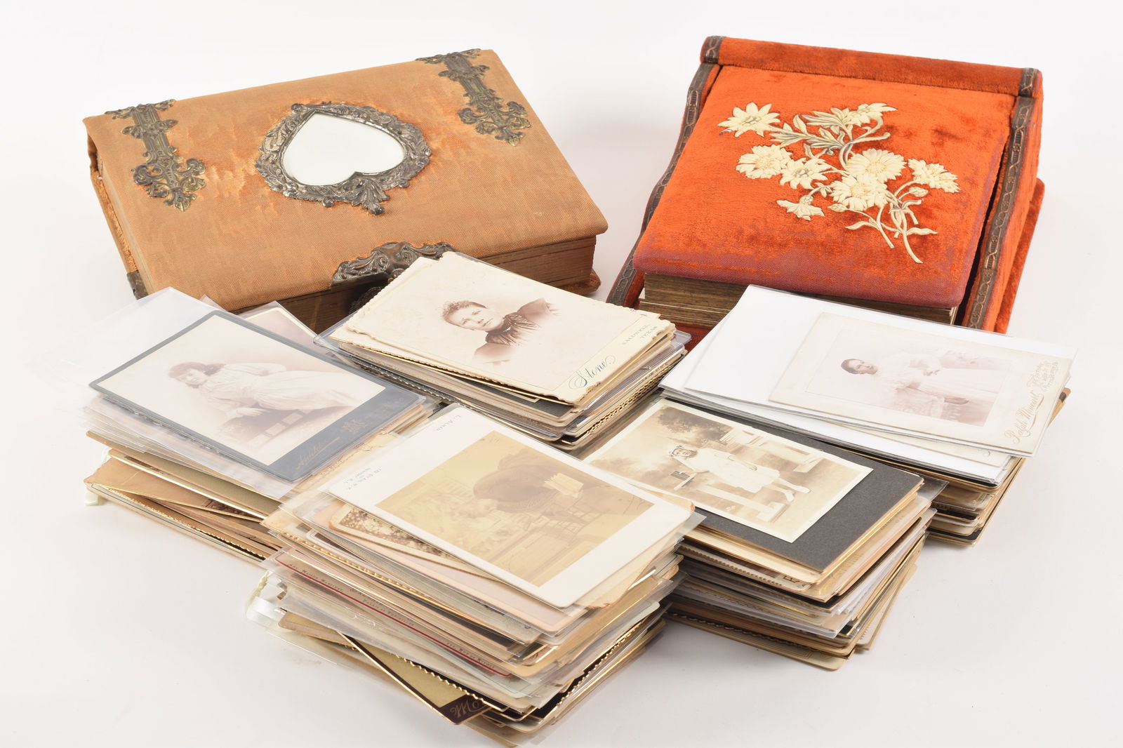 Large lot of over 350 cabinet card photographs together with 2 Victorian velvet display photo (1 of 8)