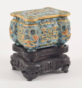 Porcelain incense box. China. Chien Lung impressed mark (1735-1796) and of the period. Fang Ku