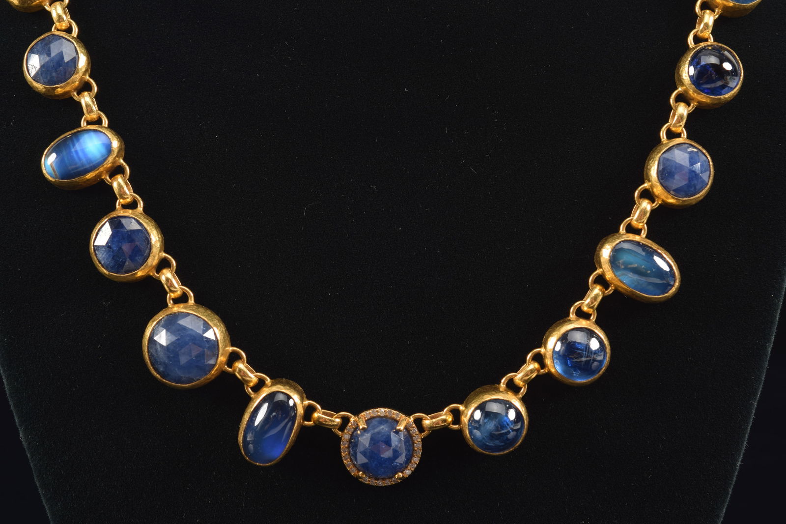 Gurhan 22K gold sapphire necklace. Faceted and smooth surface sapphire stones together with some (1 of 10)