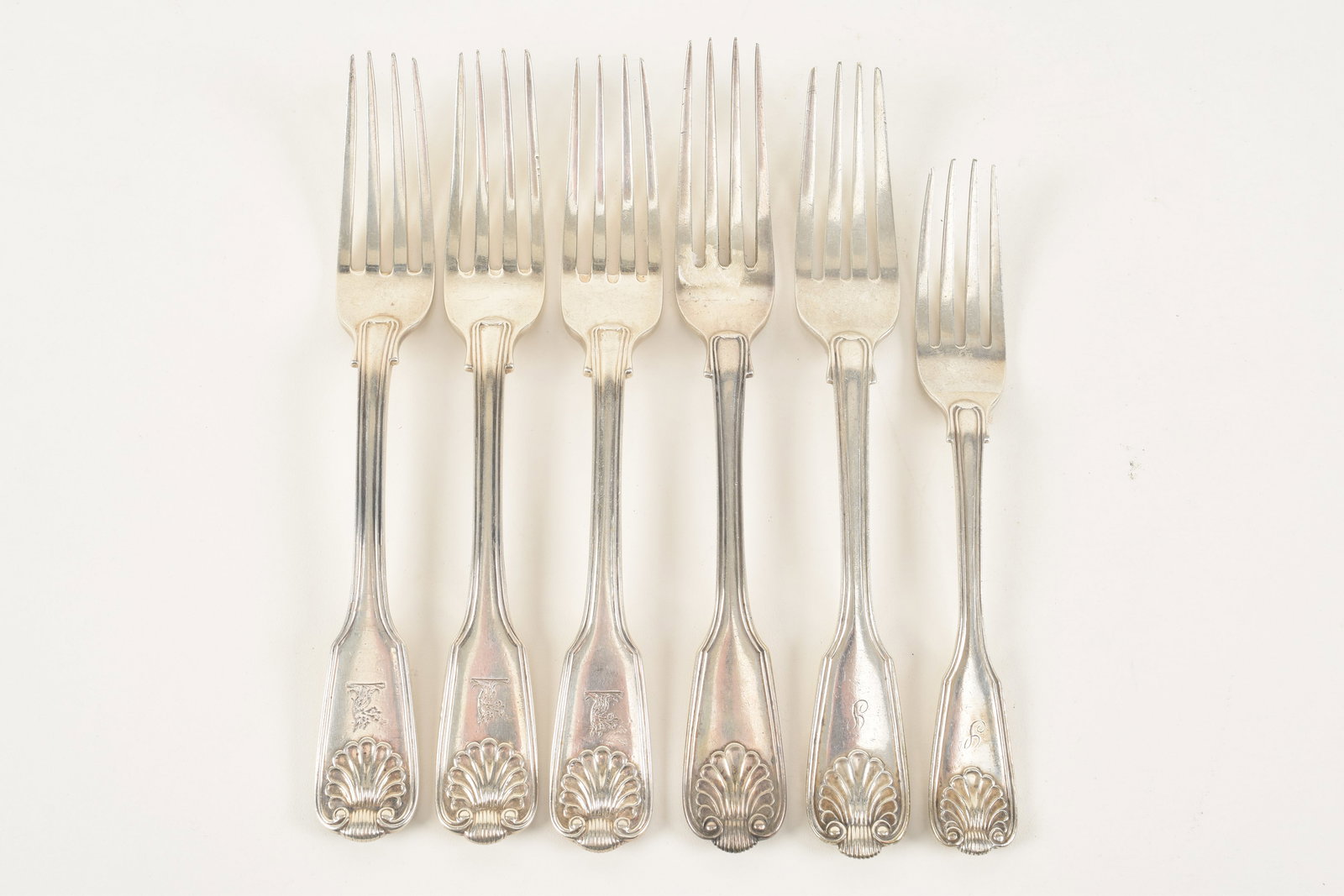 6 Fine Victorian silver dinner forks with shell ends including three by William Eaton 1836. 17.5 ozt (1 of 5)