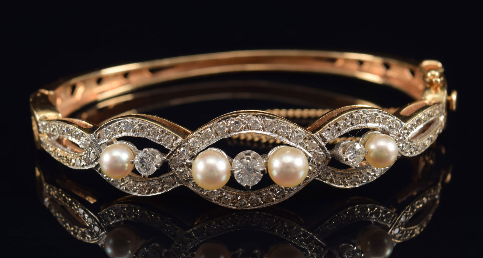 14k Gold Diamond And Pearl Mounted Bracelet. Loop Design With Round Cut