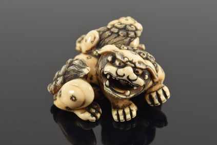 Netsuke. Japan. 18th century. Kyoto. Shi shi with cub on back and tama in the mouth. 4cm.