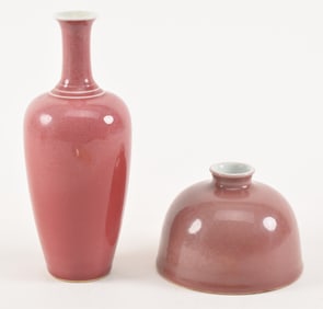 2 scholar's items. 19th/20th century. A beehive water pot with inscribed dragon rondels together