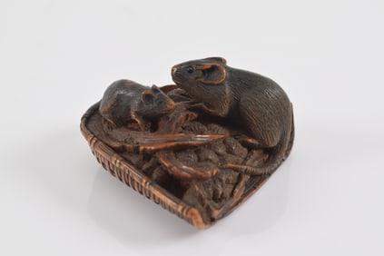 Carved wooden netsuke. Japan. 19th century. Yoshihisa - Tokyo. Two rats in a winnowing full of mille