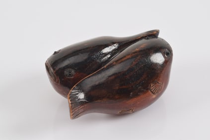 Carved wooden netsuke. Japan. 19th century. Chuichi - Osaka. Two fegu (blowfish) in fruitwood. 5 x 3